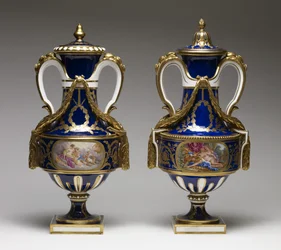 Vases (porcelaine tendre avec peinture et dorure)